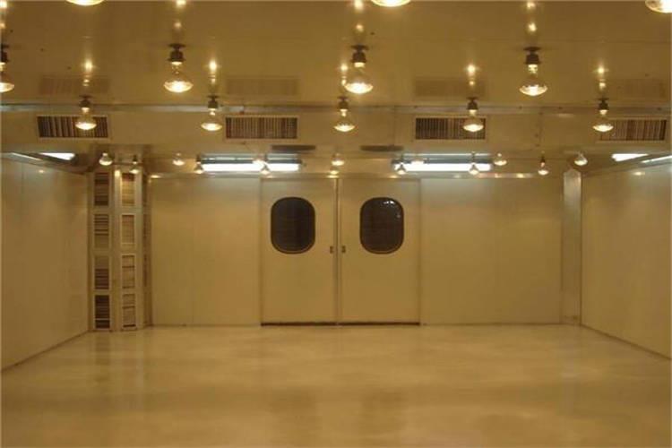 按照濟(jì)寧烤漆房建設(shè)的要求，烤漆房在選擇地基時(shí)，應(yīng)保障地面水平、解釋